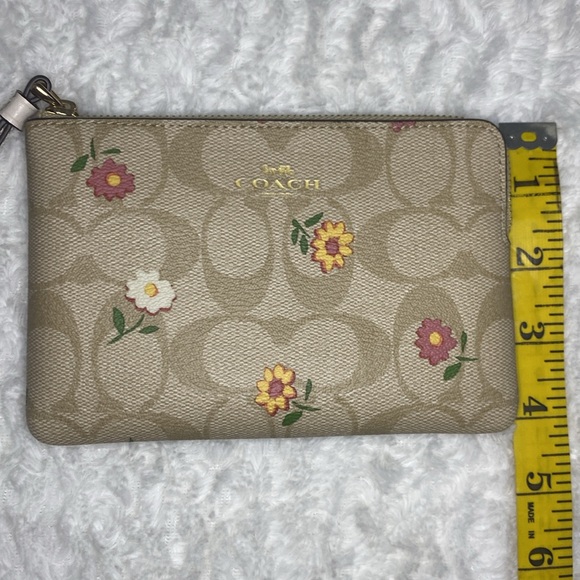 Sold Corner Zip Wristlet In Signature Canvas With Nostalgic Ditsy Print, flowers - Picture 6 of 7